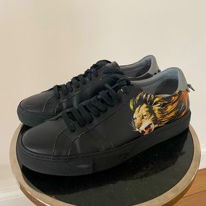 Givenchy Lion printed sneakers